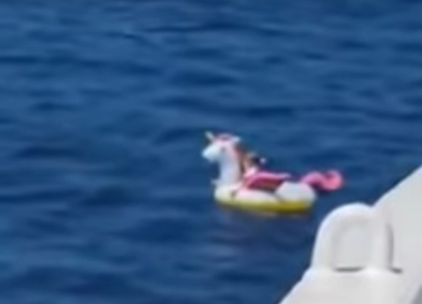 Grecia, le correnti la portano in mare aperto: bambina di 4 anni si salva con il suo unicorno gonfiabile