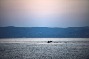 La follia della Grecia: espelle i migranti abbandonandoli in mare su gommoni senza motore