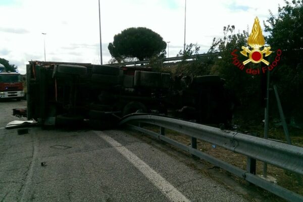 Incidente mortale sul raccordo Perugia-A1, camion si ribalta: morto il conducente