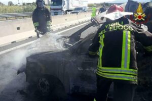Incidente in autostrada, Smart prende fuoco dopo scontro con camion: muore il conducente
