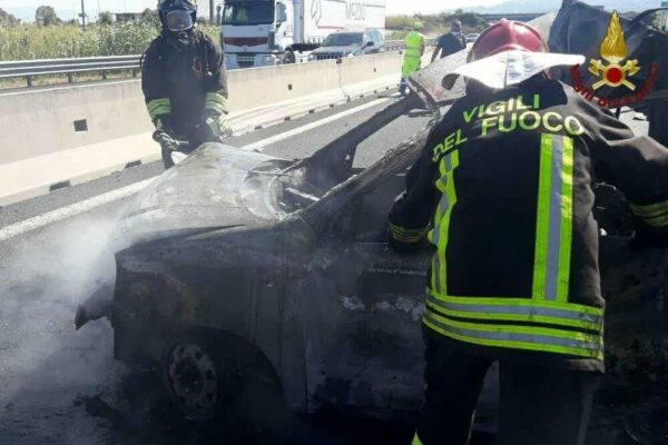 Incidente in autostrada, Smart prende fuoco dopo scontro con camion: muore il conducente