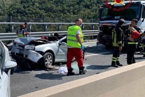 Scontro tra 6 auto e un tir sulla A12 Genova – Sestri Levante: 4 feriti, due sono bambini