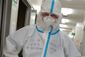 Lo sfogo dell’infermiere: “Voi a ballare e noi sudiamo a 30 gradi nelle tute. Mettetevi la mascherina”