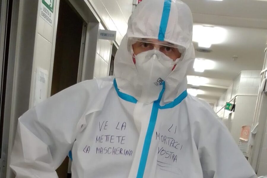 Lo sfogo dell’infermiere: “Voi a ballare e noi sudiamo a 30 gradi nelle tute. Mettetevi la mascherina”