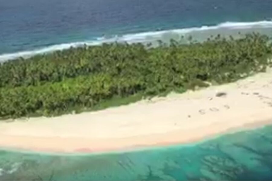 Naufragano su isola sperduta nel pacifico e scrivono enorme SOS sulla sabbia: trovati e salvati