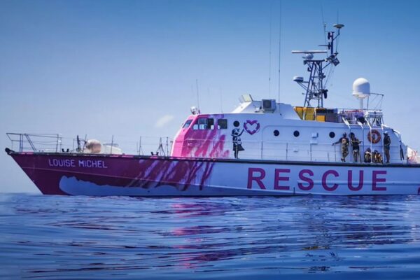 Nel Mediterraneo la nave di Banksy per il soccorso dei migranti: già salvate 89 persone