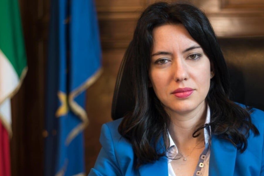 Scuola, Azzolina e sindacati firmano il protocollo di sicurezza: “Momento storico, date più risorse”