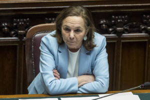 Prefetti contro Lamorgese, le accuse: boom di dirigenti a Roma e disinteresse verso i migranti Prefetti contro Lamorgese, le accuse: boom di dirigenti a Roma e disinteresse verso i migranti