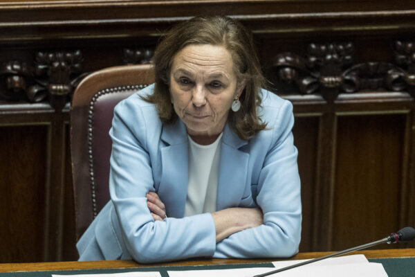 Prefetti contro Lamorgese, le accuse: boom di dirigenti a Roma e disinteresse verso i migranti