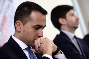 I militanti grillini dicono sì alle alleanze: Di Maio ingoia la rivoluzione per restare in sella