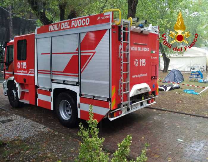 Albero cade sulla tenda in campeggio: muoiono due sorelle di 3 e 14 anni