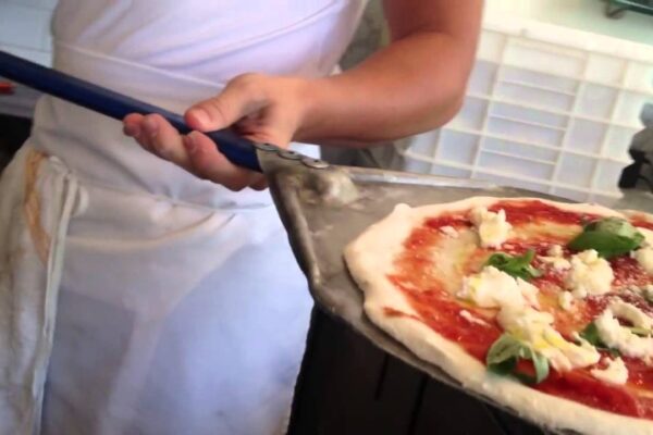 Problemi di vicinato, lite tra pizzaioli finisce nel sangue a Napoli