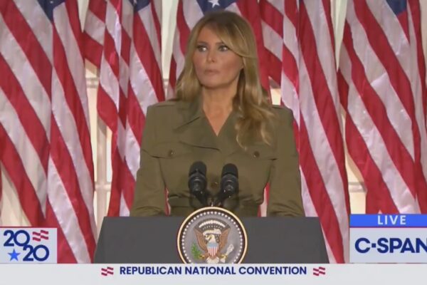 Il discorso di Melania Trump alla convention repubblicana con cui ha fatto un mazzo così a tutti Il discorso di Melania Trump alla convention repubblicana con cui ha fatto un mazzo così a tutti