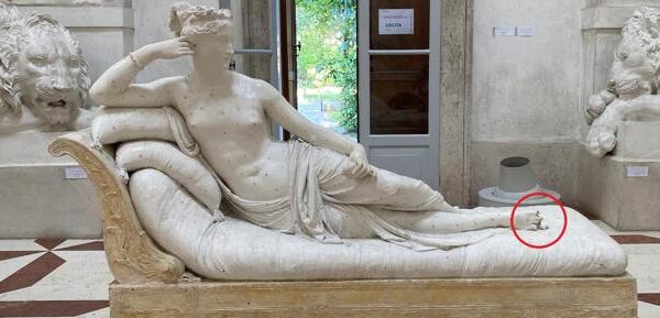 Turista austriaco si siede su una statua di Canova e la rompe, la denuncia di Sgarbi
