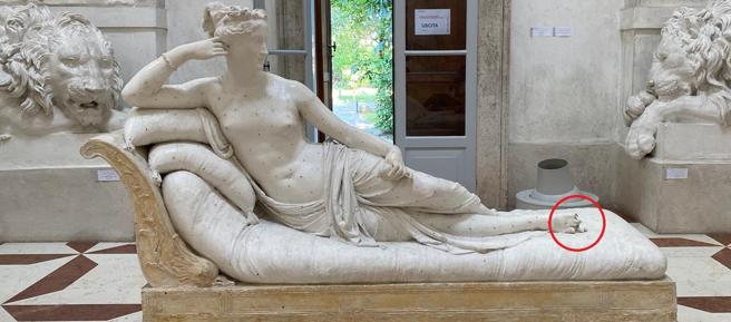 Turista austriaco si siede su una statua di Canova e la rompe, la denuncia di Sgarbi