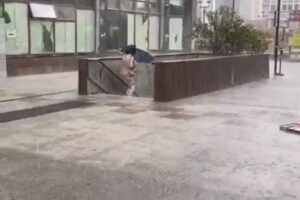 Bomba d’acqua su Napoli: disagi e strade allagate