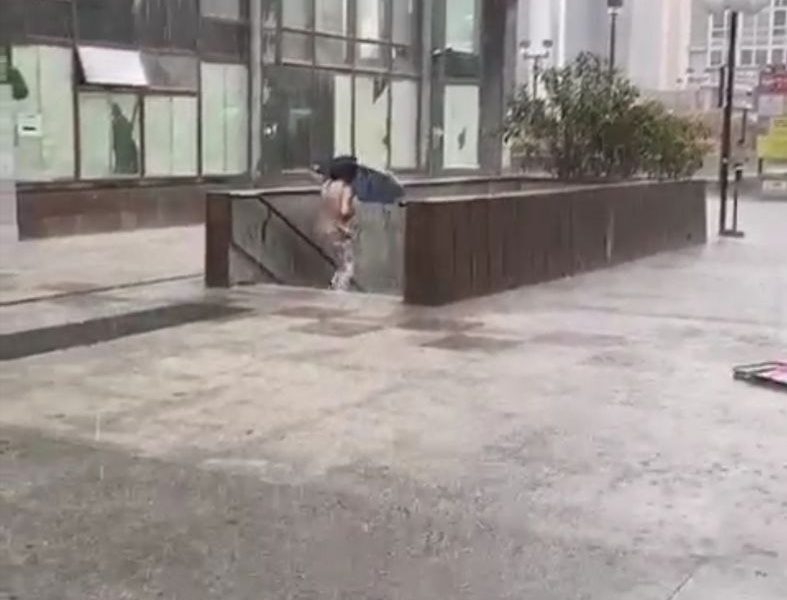 Bomba d’acqua su Napoli: disagi e strade allagate