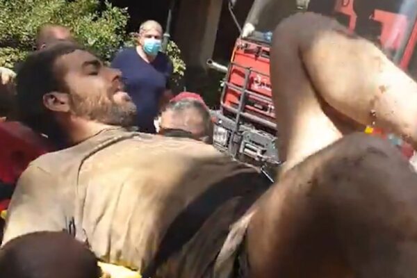 Miracolo a Beirut, un uomo viene estratto vivo dalla macerie dopo 10 ore