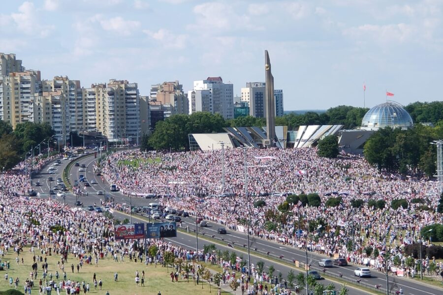 Bielorussia, in migliaia per la “marcia della libertà”. Putin ‘minaccia’ l’intervento militare