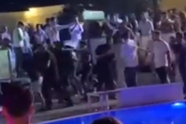 Calci e pugni, giovani scatenati in discoteca: volano tavoli e sedie Calci e pugni, giovani scatenati in discoteca: volano tavoli e sedie