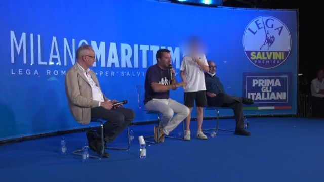 Salvini chiama un bambino sul palco: “Puoi toglierti la mascherina”. Lui: “No perchè mi piace”
