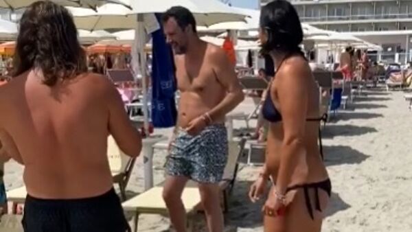 [VIDEO] Battibecco in spiaggia tra Salvini e la vicesindaca: “Rovini il nome di questa città”.Lui:”Fatti un bagno”
