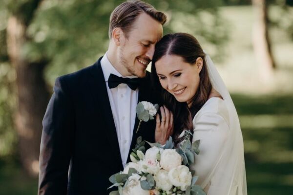 Sanna Marin, la premier più giovane del mondo sposa il suo Markus: “Grata di condividere la vita con l’uomo che amo”