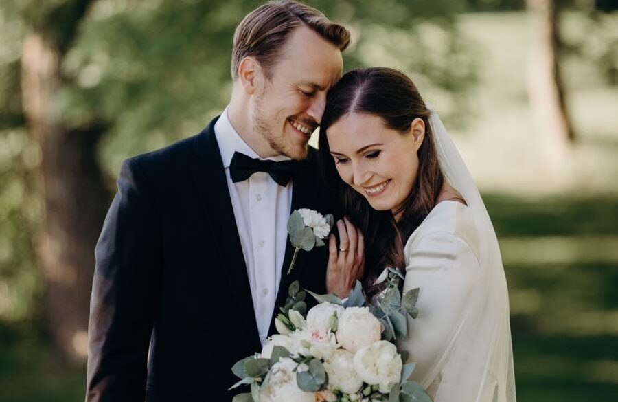 Sanna Marin, la premier più giovane del mondo sposa il suo Markus: “Grata di condividere la vita con l’uomo che amo”