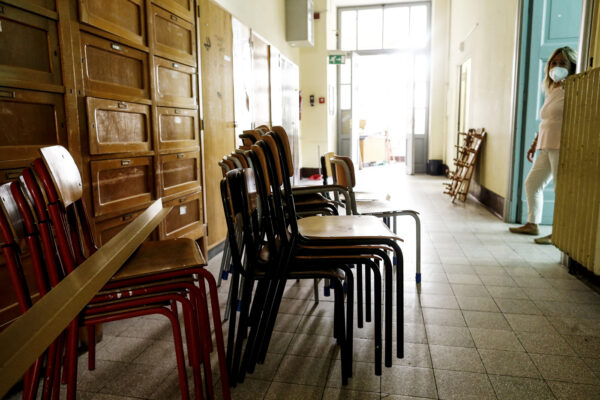 Scuola, il coordinatore del Cts: “Misurazione della febbre a casa e in classe niente mascherine”