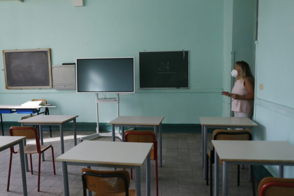 Scuola, il rientro in classe col dubbio mascherina: lo sport a distanza o all’aperto