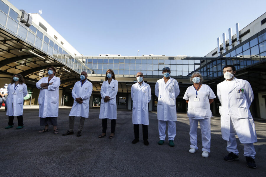 Coronavirus, parte la sperimentazione del vaccino italiano: “Se tutto va bene pronto in primavera”