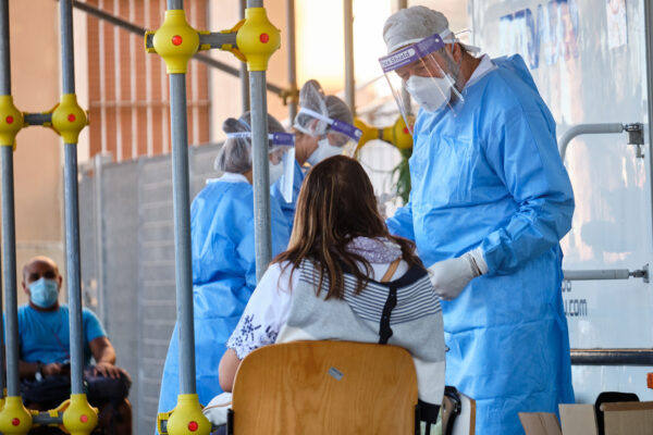 Nuovo Dpcm, restano obbligatorie mascherine e tamponi: apertura per le ‘coppie internazionali’