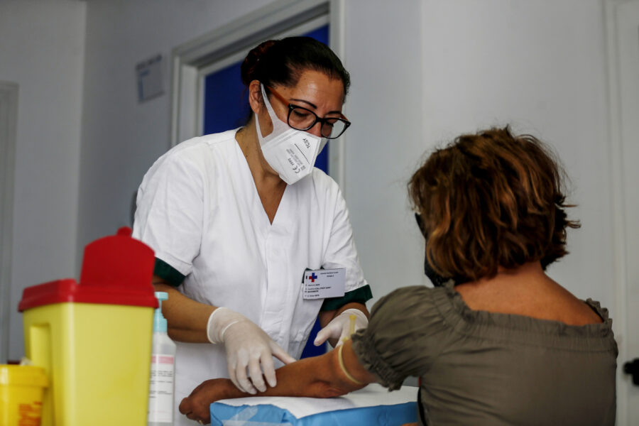 Boom di contagi, patto Lazio-Sardegna per i tamponi da e per l’isola