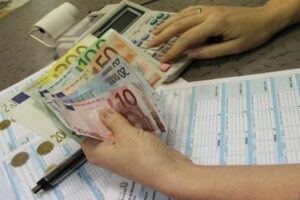 Gli italiani evadono meno tasse: da 105 a 92 miliardi di euro. Fatture elettroniche e sistemi di tracciamento: chi può fare un po’ di nero?