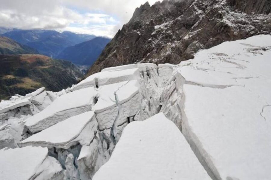 Monte bianco, mezzo milione di metri cubi di ghiaccio a rischio crollo: evacuati turisti e residenti