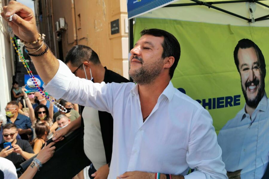 Fischi, pomodori e insulti, Napoli accoglie Salvini: “Votate Lega, siamo il nuovo”