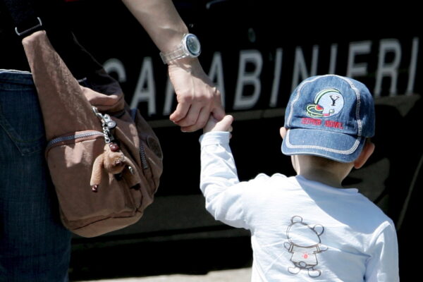 “Papà picchia la mamma”, figli di 8 e 11 anni corrono in caserma e salvano la donna