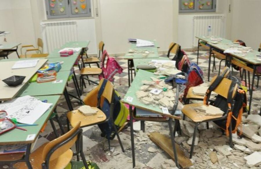 Aule e banchi a pezzi, per la scuola ci vogliono investimenti