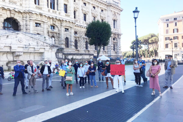 Protesta contro la cassa forense: “Ingiusto allontanare chi non versa i contributi”
