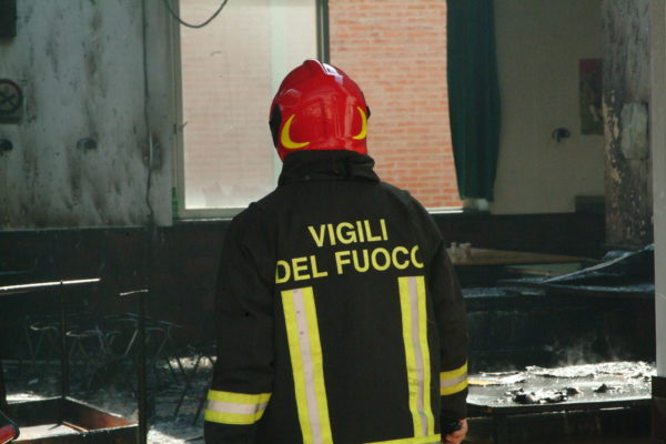 Bimbo muore nell’incendio scoppiato in casa a Campobasso, grave mamma e fratellini: ipotesi fiamme partite da luci Natale Bimbo muore nell’incendio scoppiato in casa a Campobasso, grave mamma e fratellini: ipotesi fiamme partite da luci Natale