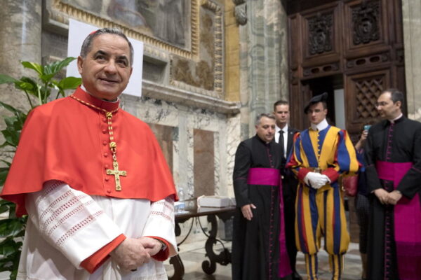 Caos in Vaticano, Papa Francesco accetta le dimissioni del cardinale Becciu