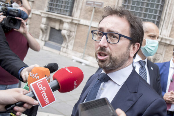 112 detenuti ai domiciliari, Bonafede si scusa ma opposizioni chiedono dimissioni