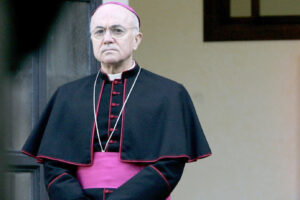 “Il Covid è una truffa”, l’arcivescovo Viganò benedice i nazi
