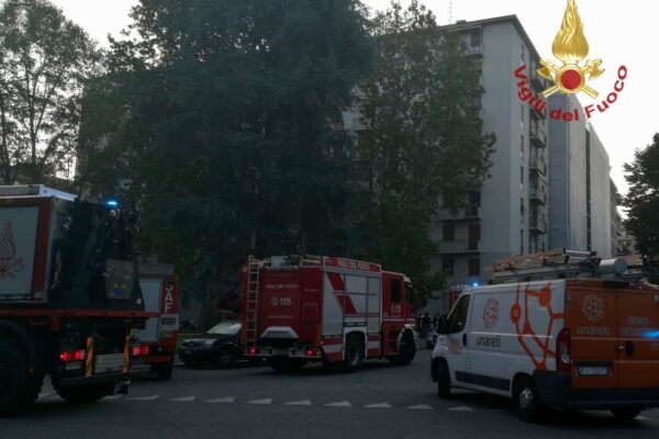 Boato a Milano, esplosione in un appartamento: otto feriti, uno è grave