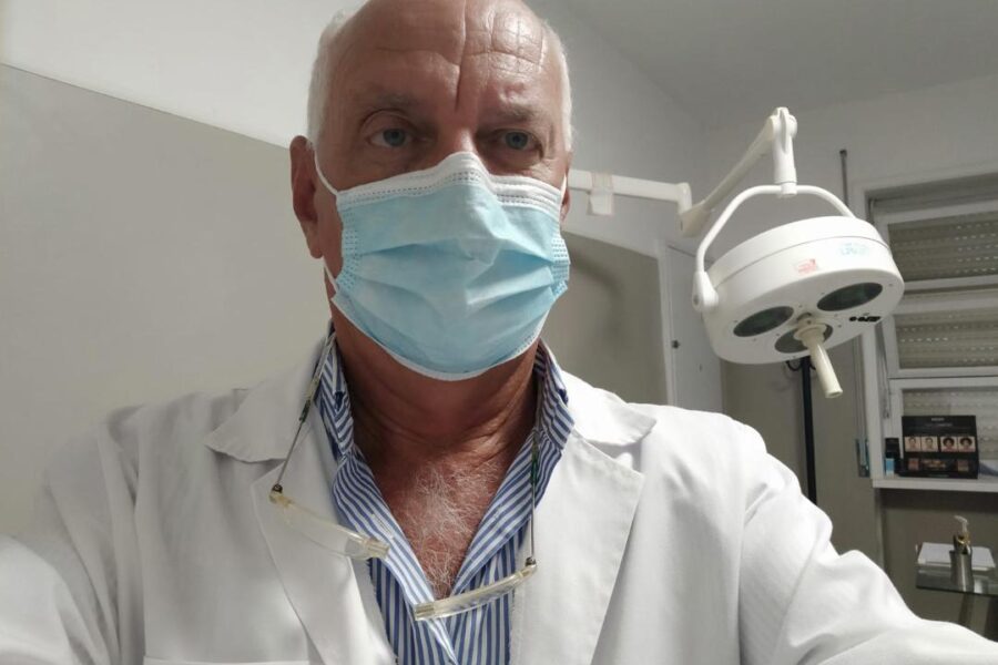 Coronavirus, l’allarme dei chirurghi: “Con la nuova emergenza a Napoli falsi specialisti all’arrembaggio”