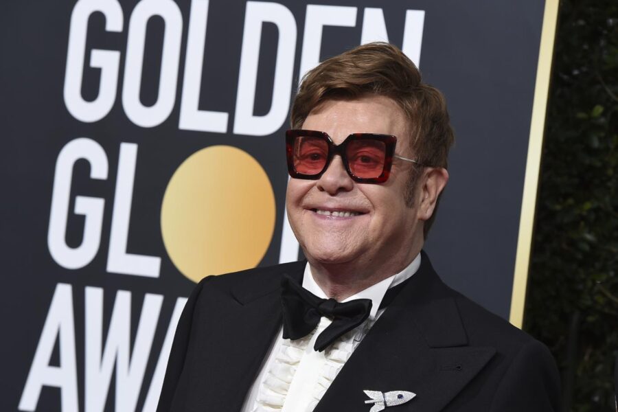 Elton John denunciato dal Codacons: “In vacanza a Capri senza mascherina”
