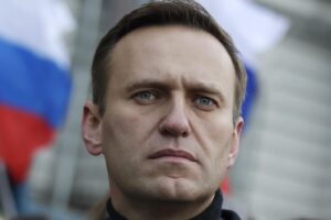 Navalny fuori dal coma farmacologico: “È reattivo”