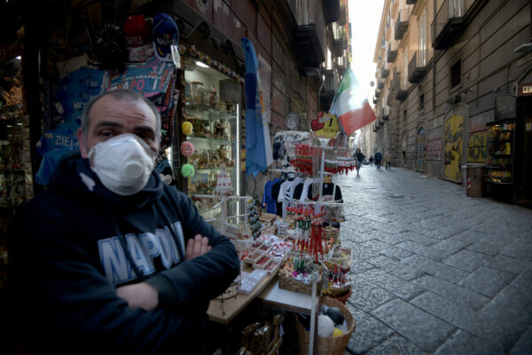 Alessandro Pone – Lapresse
Napoli 11 marzo 2020
Cronaca
Coronavirus, dopo il decreto emanato dal Presidente Conte, le città si svuotano. In foto la città di Napoli. Via San Biagio dei librai

Alessandro Pone – Lapresse
Naples 11 march 2020
news
Coronavirus, after the decree issued by President Conte, the cities are emptied. In the photo the city of Naples. Via San Biagio dei librai.