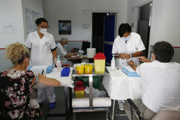 Coronavirus, quasi 4mila focolai attivi in Italia: il 77% è in famiglia