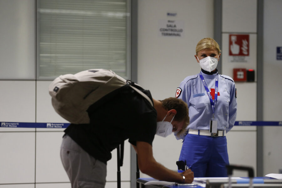 Foto Cecilia Fabiano/ LaPresse 
25 Agosto 2020  Roma (Italia) 
Cronaca : 
Aeroporto di Fiumicino , visita del presidente della Regione Lazio Nicola Zingaretti all’area dedicata ad i test rapidi 
Nella Foto: L’area covid dell’aeroporto Leonardo Da Vinci
Photo Cecilia Fabiano/LaPresse 
August 25 , 2020  Rome (Italy) 
News: 
Fiumicino international airport , visit of the Governor Nicola Zingaretti at the medica area for smart covid tests In the pic : The Covid area of the airport